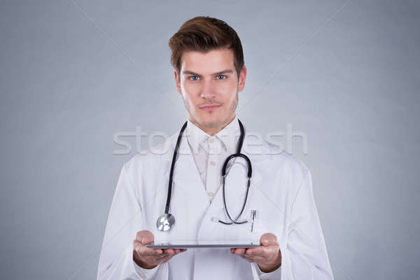 Portret medic digital comprimat medic de sex masculin Imagine de stoc © AndreyPopov