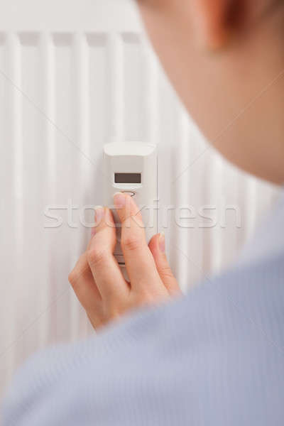 Temperatura cyfrowe termostat Fotografia kobieta domu Zdjęcia stock © AndreyPopov
