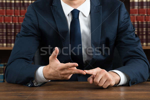 ügyvéd gesztikulál ül asztal férfi tárgyalóterem Stock fotó © AndreyPopov