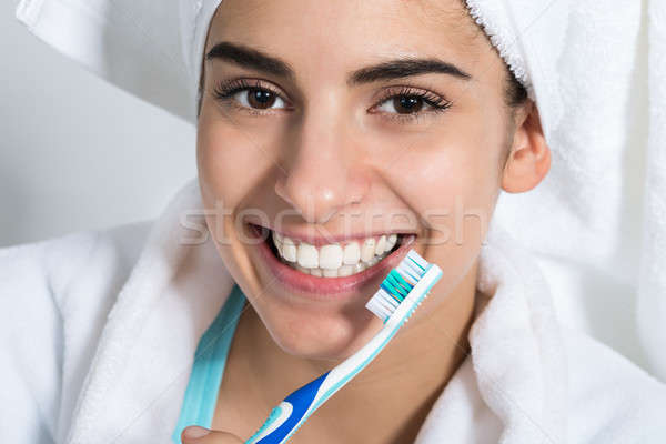 Feliz mujer cepillo de dientes retrato Foto stock © AndreyPopov