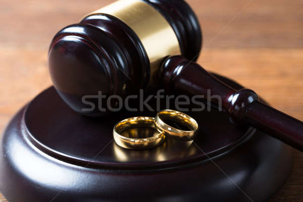 Jegygyűrűk tárgyalóterem közelkép fából készült asztal esküvő Stock fotó © AndreyPopov