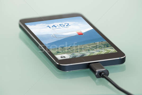 电池    符号    电缆 / close-up of cellphone with low battery