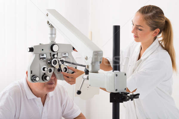 Optometrist zicht testen patiënt gelukkig vrouwelijke Stockfoto © AndreyPopov