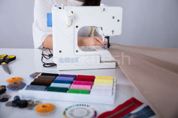 Foto stock: Moda · estilista · pano · máquina · de · costura · trabalhando · longo