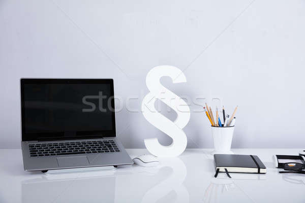 Portable paragraphe symbole réfléchissant bureau écran Photo stock © AndreyPopov