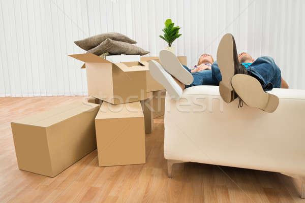 Stock fotó: Pár · alszik · kanapé · új · ház · új · otthon · karton