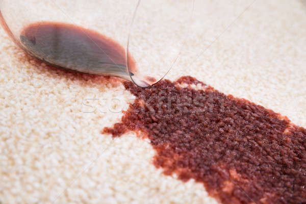 Vidrio vino alfombra primer plano vino tinto casa Foto stock © AndreyPopov