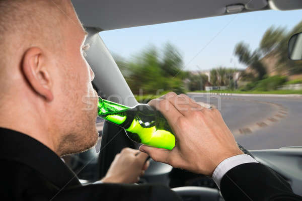 Zakenman drinken bier rijden auto Stockfoto © AndreyPopov