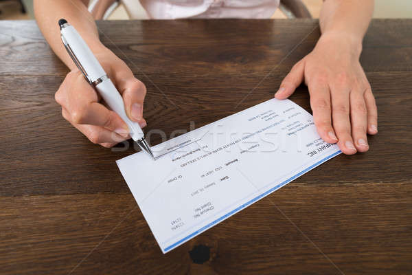 Persoon handen ondertekening cheque pen Stockfoto © AndreyPopov