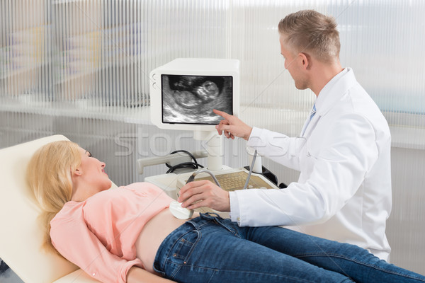 Médico movimiento ultrasonido embarazadas vientre doctor de sexo masculino Foto stock © AndreyPopov