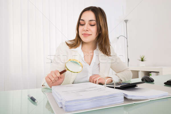 Geschäftsfrau Rechnung Lupe glücklich jungen Büro Stock foto © AndreyPopov