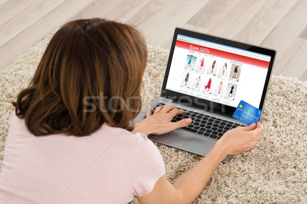 Foto stock: Mulher · compras · on-line · cartão · de · débito · tapete · laptop