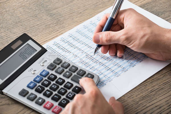 Empresario contabilidad documento calculadora primer plano escritorio Foto stock © AndreyPopov