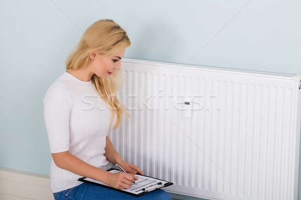 Kobieta schowek cyfrowe termostat młoda kobieta rekordy Zdjęcia stock © AndreyPopov