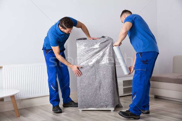 Zwei männlich Verpackung Möbel jungen Wohnzimmer Stock foto © AndreyPopov