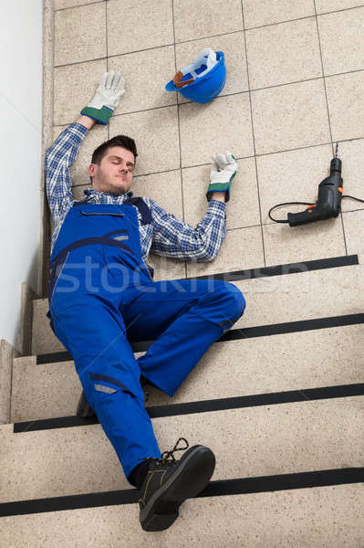 Manitas escalera inconsciente casco perforación piso Foto stock © AndreyPopov