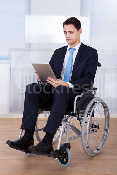 Foto stock: Empresario · digital · tableta · silla · de · ruedas · discapacidad