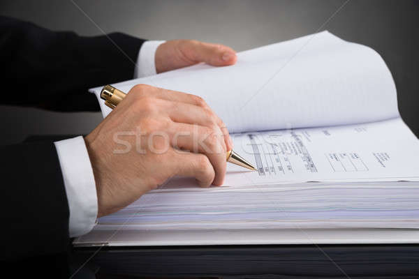 Empresario factura primer plano manos escritorio negocios Foto stock © AndreyPopov