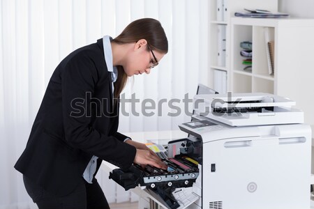 Geschäftsfrau Festsetzung kopieren Maschine jungen Arbeitsplatz Stock foto © AndreyPopov