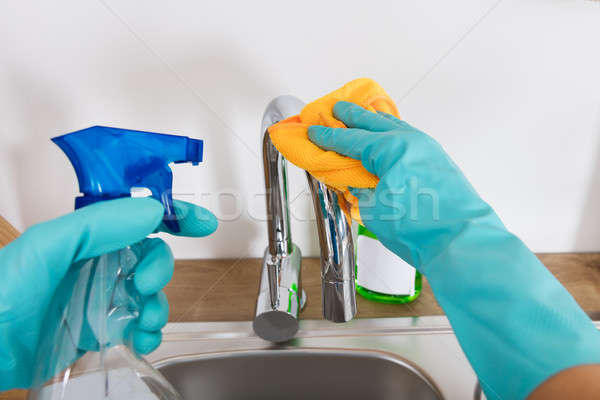 Persoon schoonmaken wastafel tik keuken doek Stockfoto © AndreyPopov