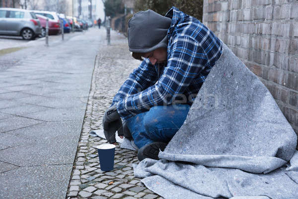 Mendiant séance rue vue de côté Homme jetable Photo stock © AndreyPopov