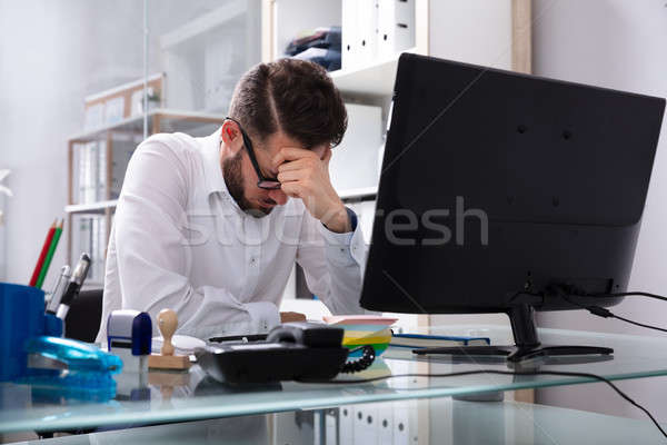 ストックフォト: 疲れ · 小さな · ビジネスマン · 座って · オフィス · コンピュータ