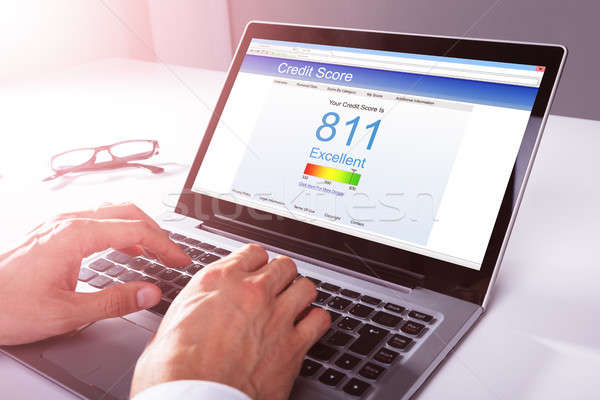 Biznesmen kredytowej wynik laptop strony Zdjęcia stock © AndreyPopov