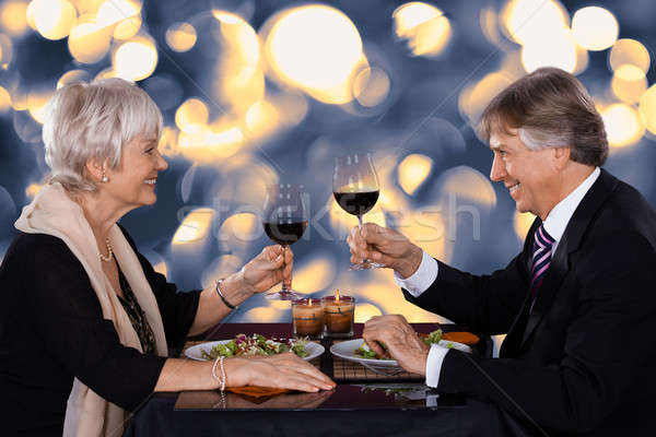 Foto stock: Casal · de · idosos · restaurante · feliz · jantar · juntos · vinho