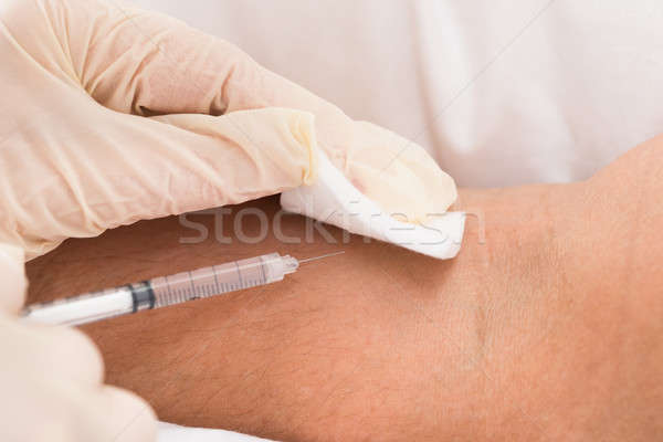Medic vaccin pacient braţ om Imagine de stoc © AndreyPopov