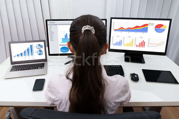 Stock fotó: üzletasszony · grafikonok · számítógépek · hátsó · nézet · többszörös · asztal