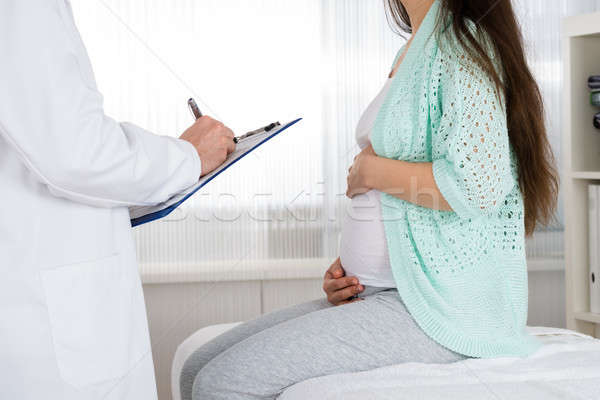 Médico prescripción mujer embarazada hospital madre femenino Foto stock © AndreyPopov