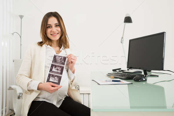 Enceintes femme d'affaires ultrasons scanner rapports [[stock_photo]] © AndreyPopov