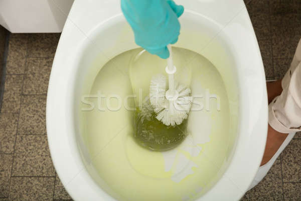 Persoană mână perie curăţa toaletă castron Imagine de stoc © AndreyPopov
