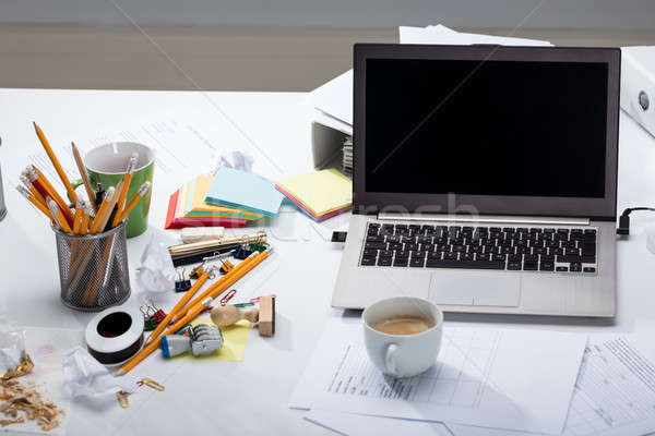 Laptop Kaffeetasse Schreibtisch Dokument Papier unordentlich Stock foto © AndreyPopov