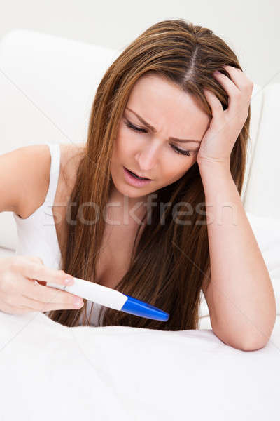 Kobieta test ciążowy zmartwiony młoda kobieta domu strony Zdjęcia stock © AndreyPopov