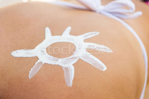 Kobieta słońce opalenizna mleczko kosmetyczne powrót Zdjęcia stock © AndreyPopov