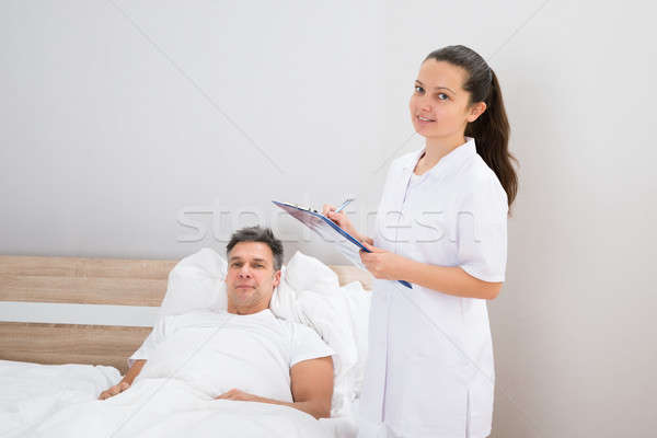 Foto stock: Médico · médicos · informes · paciente · femenino