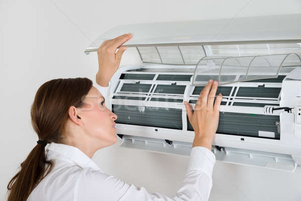 üzletasszony légkondicionáló fiatal fal iroda üzlet Stock fotó © AndreyPopov