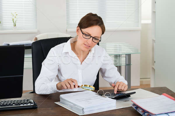 Mujer de negocios factura lupa jóvenes escritorio negocios Foto stock © AndreyPopov