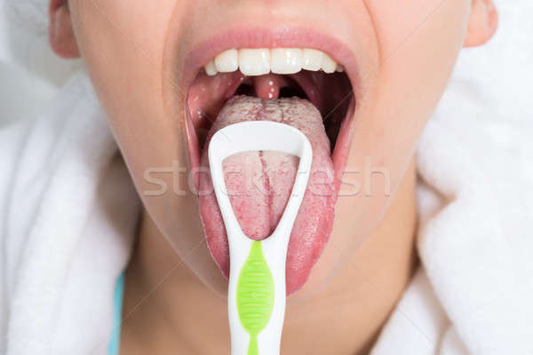 Vrouw schoonmaken tong jonge vrouw schonere Stockfoto © AndreyPopov