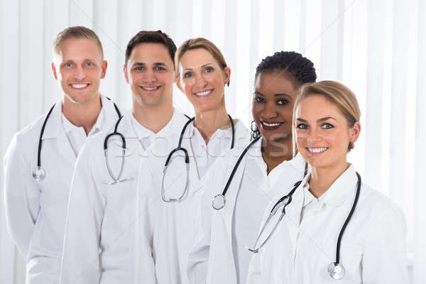 Médicos practicante pie línea equipo feliz Foto stock © AndreyPopov