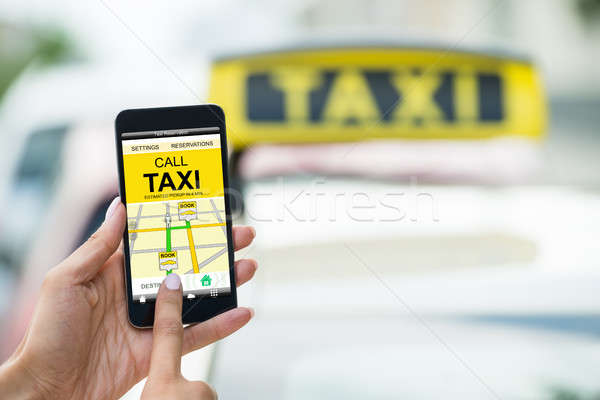 Frauen Hand halten Handy Buchung Taxi Stock foto © AndreyPopov