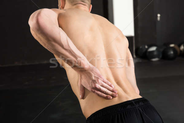 Stock foto: Mann · Rückenschmerzen · shirtless · stehen · Fitnessstudio