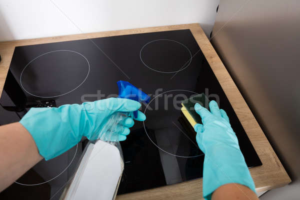 Persona manos limpieza estufa primer plano cocina Foto stock © AndreyPopov