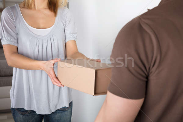 Mujer toma cuadro mensajero primer plano caja de cartón Foto stock © AndreyPopov