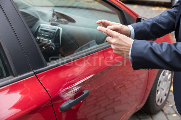Személy elvesz kép sérült autó közelkép Stock fotó © AndreyPopov
