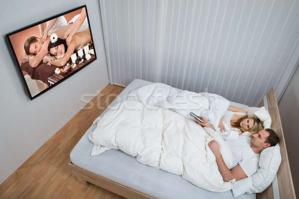 情侶 看電視 臥室 視圖 女子 商業照片 © AndreyPopov
