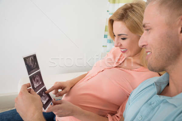 Fericit care asteapta cuplu uita ultrasunete scanda Imagine de stoc © AndreyPopov