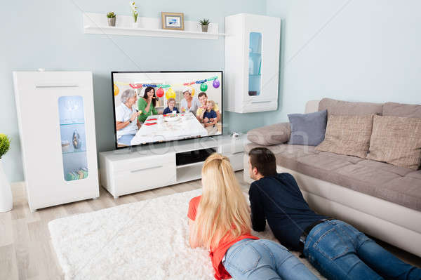 Viendo película televisión alfombra casa Foto stock © AndreyPopov