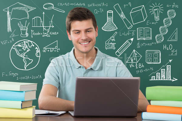 Stok fotoğraf: Gülen · erkek · öğrenci · dizüstü · bilgisayar · kullanıyorsanız · yeşil · kara · tahta